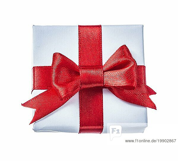 Weißes verpacktes Geschenk mit rotem Knoten vor weißem Hintergrund