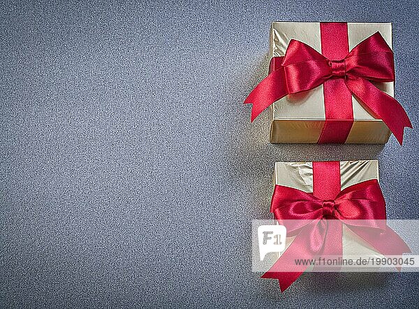 Boxed Geschenke mit roten Knoten auf grauem Hintergrund kopieren Raum Urlaub Konzept