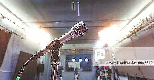 Professionelles Mikrofon in einem Fernsehstudio  Studiobeleuchtung im unscharfen Hintergrund