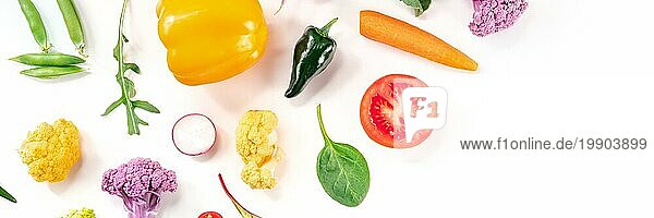 Gemüse Panorama mit Kopierbereich. Verschiedene frische Produkte  aufgenommen von oben auf einem weißen Hintergrund. Gesunde Sommer Salat Zutaten