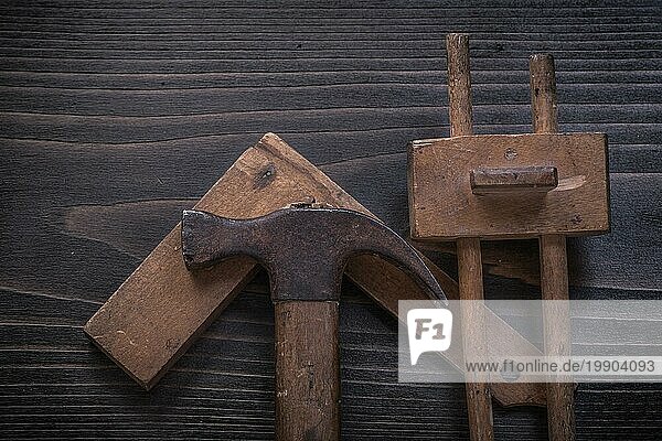 Zusammensetzung von Vintage Holz Klaue Hammer quadratischen Lineal und Markierung Lehre