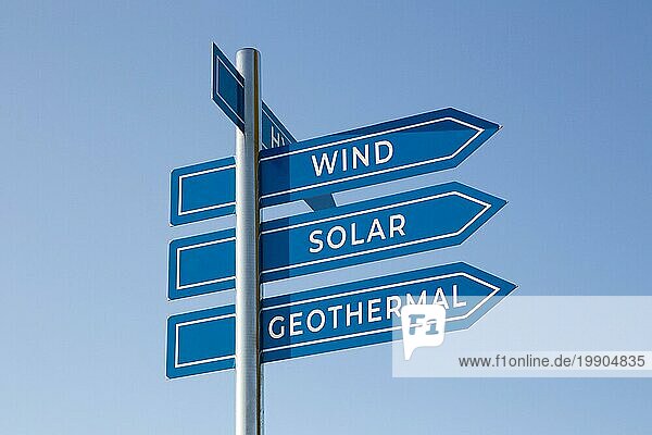 Erneuerbare Energie Konzept. Solar  Geothermie  Wind Worte auf Wegweiser vorblauem Himmel