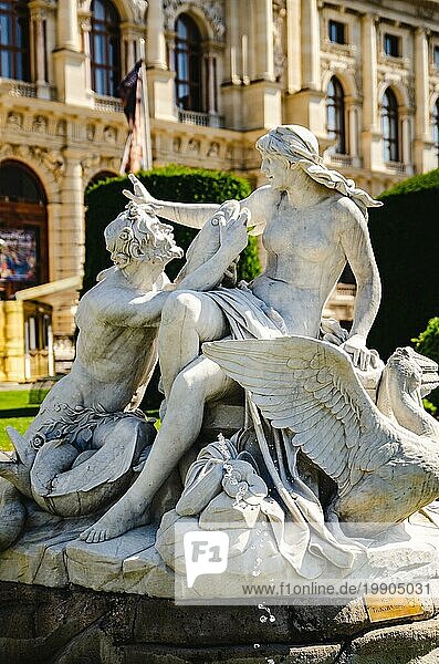 Wien Österreich 11.07.2013: Schöner Blick auf den Brunnen neben dem Natur und Kunsthistorischen Museum mit Park und Skulptur. Touristisches Ziel