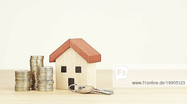 Immobilien Hintergrund. Hausmodell  Geld und Schlüssel Raum kopieren