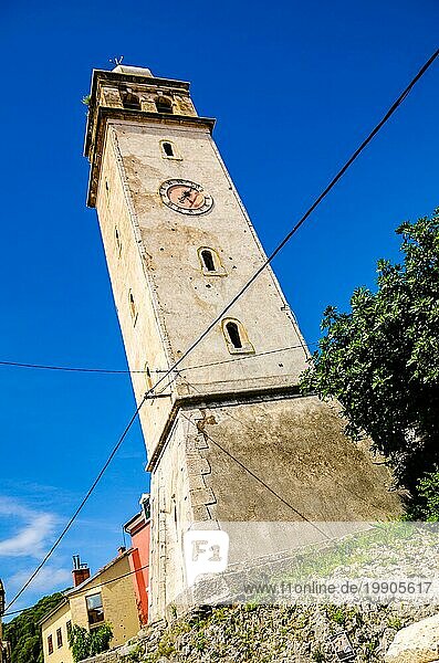 Hoher Glockenturm einer Kirche in Skradin  Kroatien  Europa