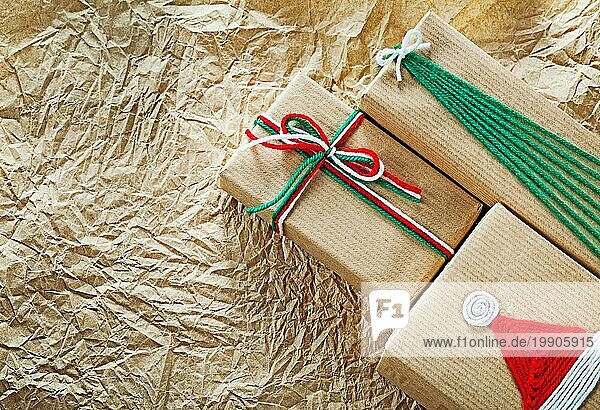 Handgemachte Weihnachtsgeschenke auf Geschenkpapier Feiern Konzept