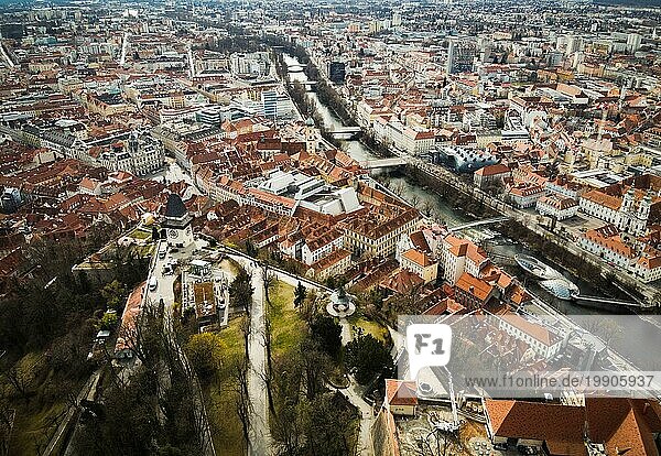Luftaufnahme vom Grazer Schlossberg in Österreich  Stadtbild mit Hausdächern  Mur und allen bekannten Landschaften der Touristenstadt. Drohnenaufnahme von oben