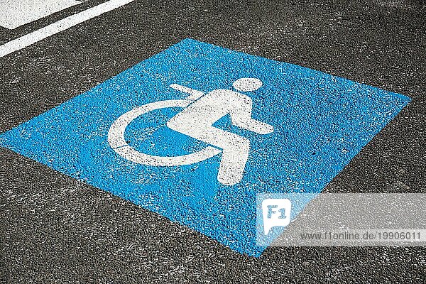 Behindertensymbol auf Asphalt gemalt. Verkehrszeichen