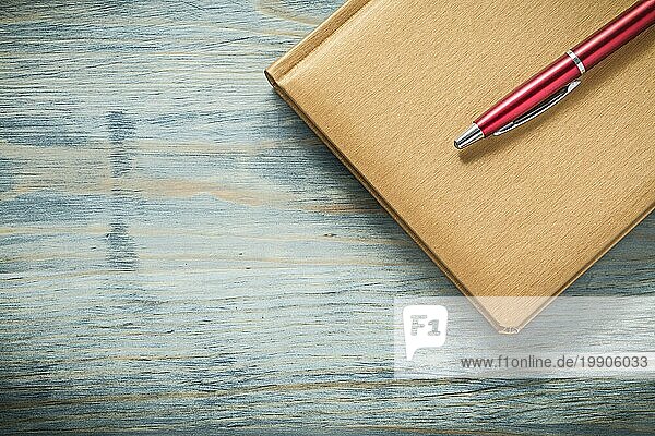 Zusammensetzung der Stift Notizblock auf Holzbrett Bürokonzept