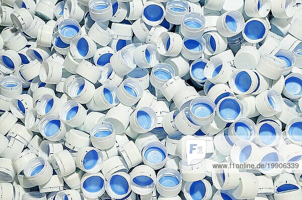Weiße Verschlüsse von Plastikflaschen mit blauem Futter