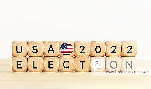 USA 2022 Präsidentschaftswahlen Konzept. Holzblock mit Text und amerikanischem Flaggensymbol. Platz zum Kopieren