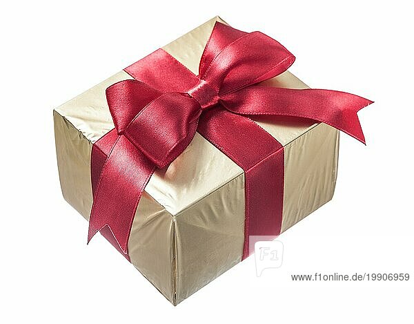 Geschenk verpackt in glitzernden Papier mit roten Knoten vor weißem Hintergrund