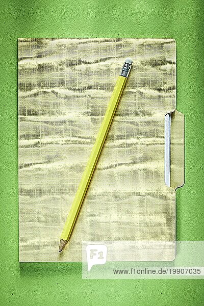 Karton Büro Ordner Bleistift auf grünem Hintergrund