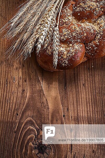 Brot und Weizen Ohren auf Holzbrett Essen und Trinken Konzept