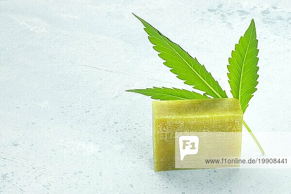 Cannabis Seifenstück mit einem lebendigen Cannabisblatt und einem Platz für Text