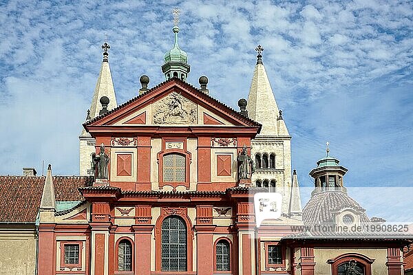 Die Sankt Georgs Basilika im Prager Burgviertel