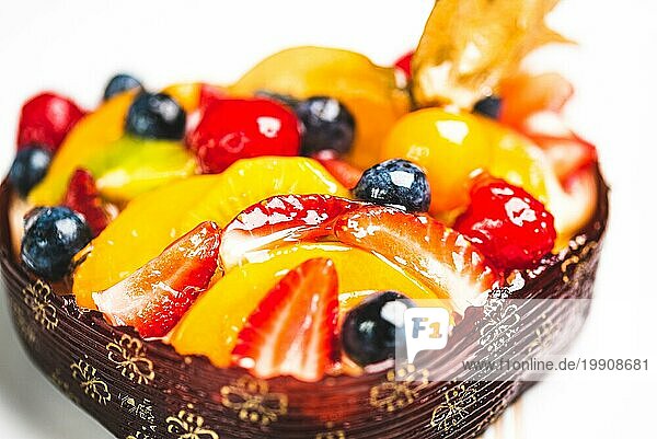 Herzförmige Fruchtbiskuit  Obsttorte auf weißem Hintergrund auf dem Tisch. Gesunde Süßwaren Hintergrund