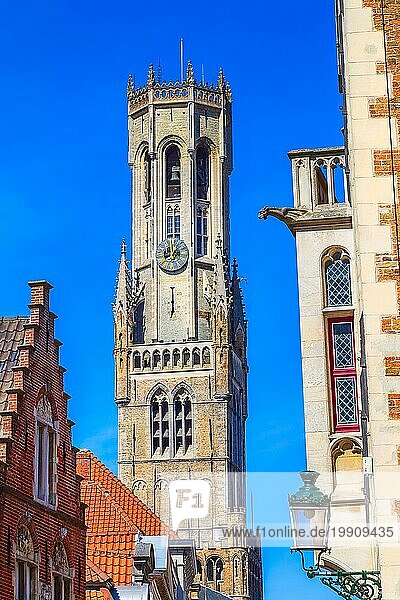 Brügge oder Brugge  Belgien Belfriedturm alias Belfort und traditionelle Gasse