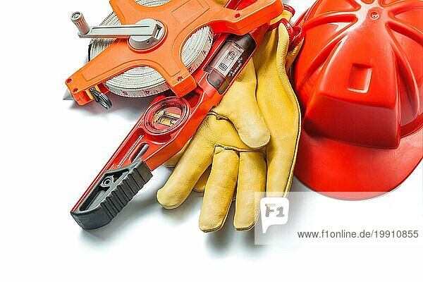 Isolierte Bauwerkzeuge roter Helm Handschuhe Wasserwaage großes Maßband