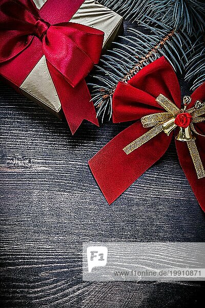 Weihnachten roten Knoten Tanne Zweig Geschenkbox Urlaub Konzept