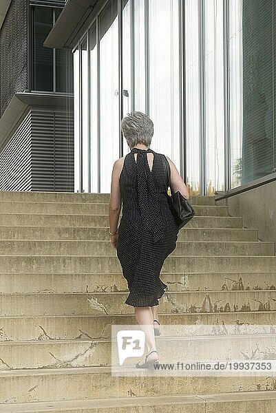 Frau steigt Treppe hoch