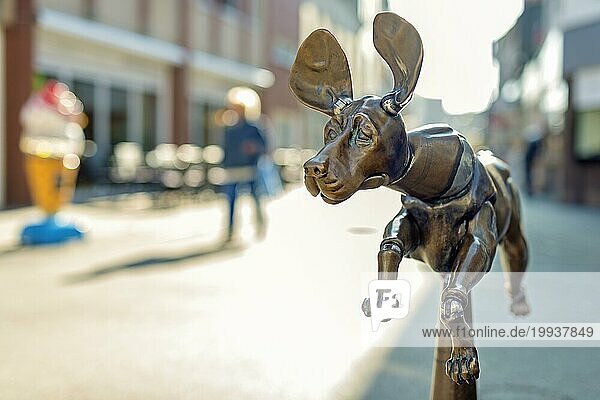 Ein Hund aus Bronze als Brunnenfigur