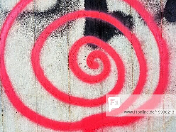 Spirale in Rosa an einer Wand