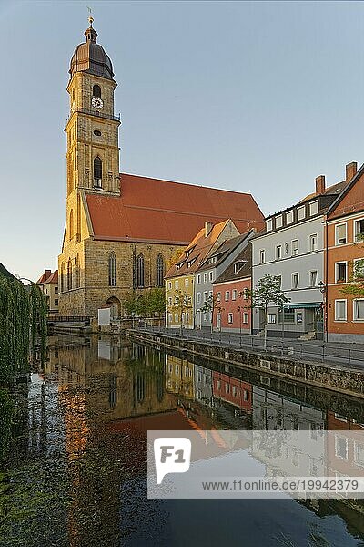 Sanftes Morgenlicht fällt auf eine historische Stadtansicht mit dem Kirchturm der Basilika St. Martin  Amberg  Oberpfalz  Bayern  Deutschland  Europa