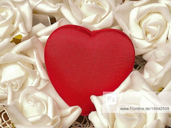 Rotes Herz geformt Geschenkbox auf weißen Rosen Dekoration  Liebe Konzept