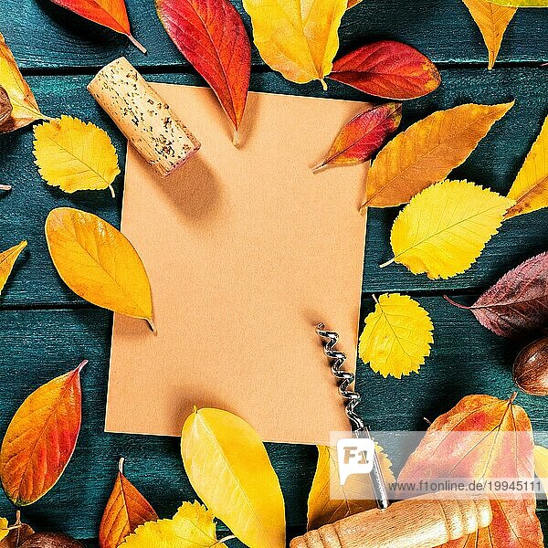 Herbst Wein Designvorlage mit einem Weinkorken und Korkenzieher auf einem braunen Kraftpapier mit lebendigen Herbst Blätter bilden einen Rahmen für Text und Logo  auf einem dunklen rustikalen Holz Hintergrund