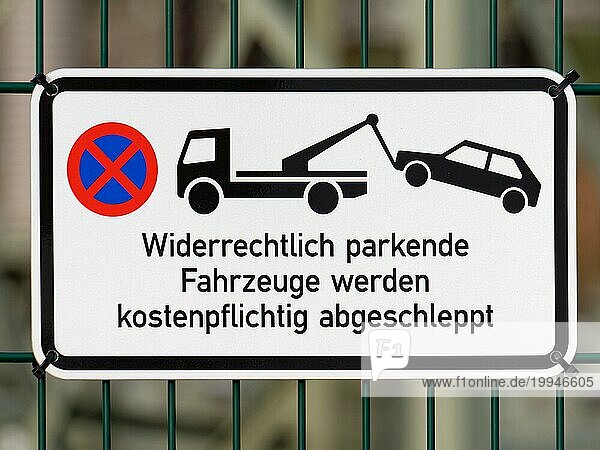 Halteverbot  Parkende Fahrzeuge werden abgeschleppt