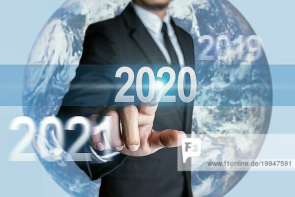 Die Geschäftsleute gehen auf das Jahr 2020 zu und befinden sich im Wandel der Zeit in der Geschäftswelt. Konzept der Zielsetzung für den Erfolg. Das Element Erde auf dem Bild der NASA