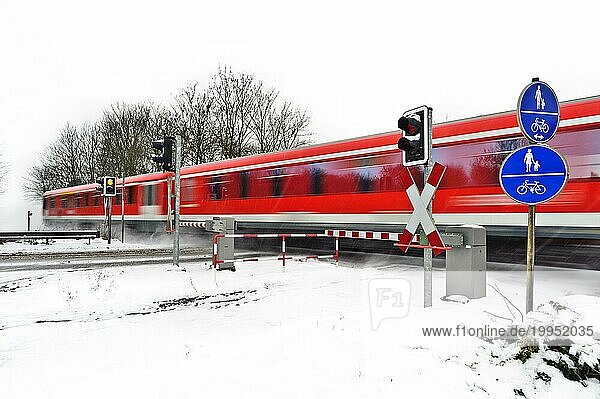 Roter Personenzug im Winter