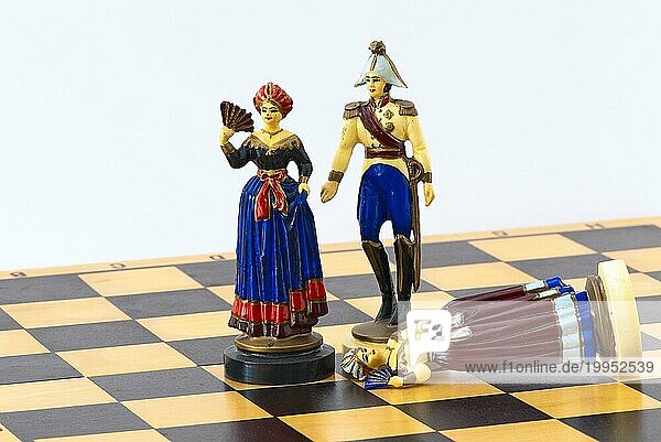 Schachfiguren stellen Ehekrise dar