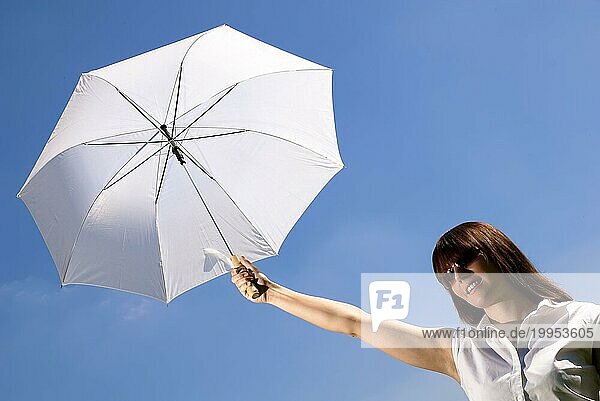 Junge Frau mit weißem Schirm