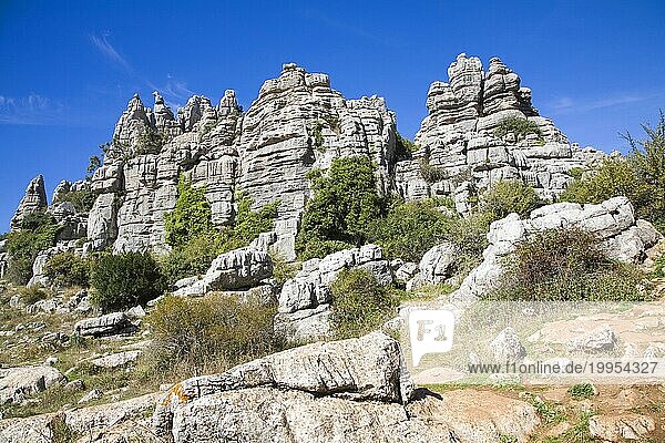 Dramatische Kalksteinlandschaft mit durch Erosion und Verwitterung geformten Felsen im Nationalpark El Torcal de Antequera  Andalusien  Spanien  Europa