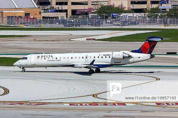 Ein Bombardier CRJ-700 Flugzeug der Delta Connection SkyWest Airlines mit dem Kennzeichen N205NV auf dem Flughafen Chicago Midway (MDW) in Chicago  USA  Nordamerika