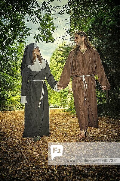 Nonne und Mönch bei einem vergnügten Spaziergang im Park