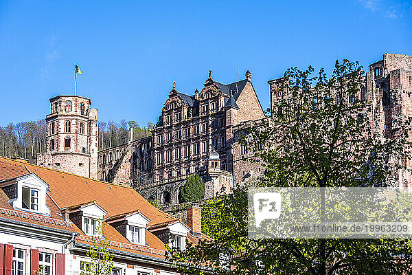 Germany  Baden-Wurttemberg  Heidelberg  Ruins of Heidelberg Castle with house in foreground