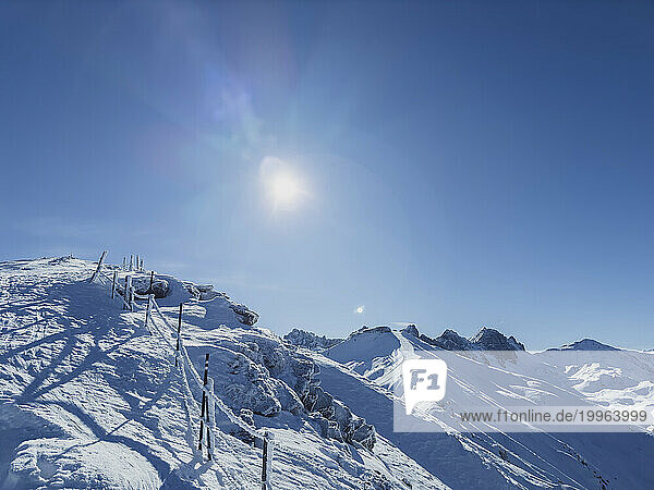Austria  Tyrol  Axamer Lizum  Sun shining over snowcapped slope in Alps