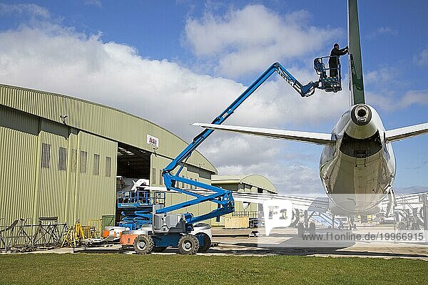 Mann repariert Flugzeug Cotswold Airport  Cirencester  Gloucestershire  England  UK