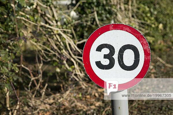 Nahaufnahme eines Schildes mit einer Geschwindigkeitsbegrenzung von dreißig Meilen pro Stunde  Großbritannien  Europa