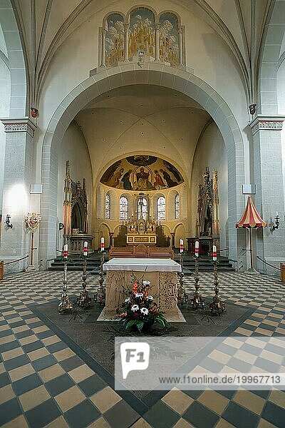 Basilika St. Kastor  Mittelschiff und Hauptaltar  Koblenz  Rheinland Pfalz  Deutschland  Europa