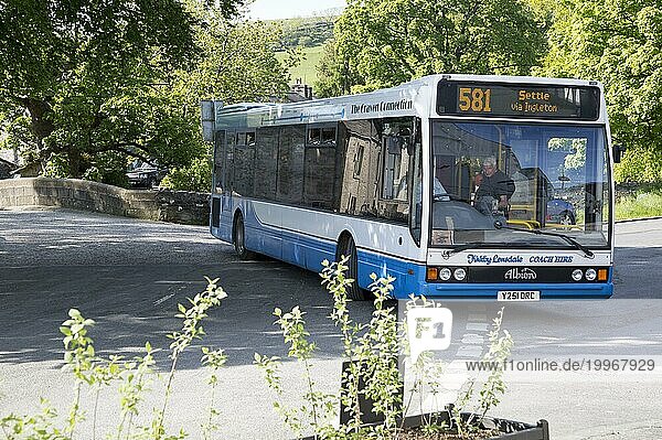 Der öffentliche Busdienst Craven Connection im Dorf Clapham  Nationalpark Yorkshire Dales  England  Großbritannien  Europa
