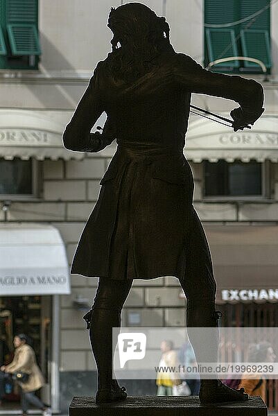 Silhouette der Bronzestatue vom Geiger Niccolo Paganini vom Künstker Niccolo Tommaseo  Eingangshalle vom Teatro Carlo Felice  Passo Eugenio Montale  4  Genua  Italien  Europa
