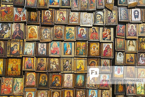 Wand voller bunter religiöser Ikonen  die verschiedene Heilige und religiöse Szenen darstellen  Schwarzes Meer  Nesebar  Nessebar  Burgas  Bulgarien  Europa