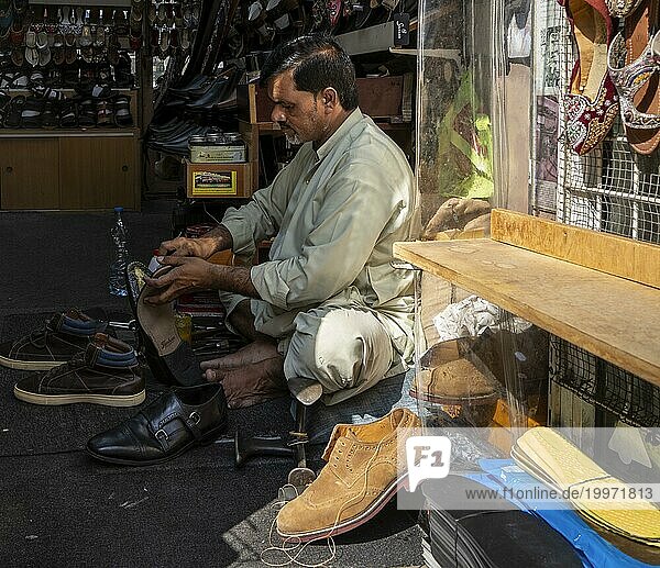 Schuhgeschäfte und Handwerker im Stadtviertel Al Fahidi  Dubai  Vereingte Arabische Emirate