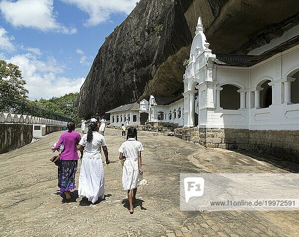 Menschen in der buddhistischen Höhlen Tempelanlage von Dambulla  Sri Lanka  Asien
