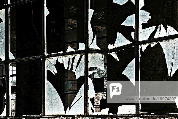 Zerstörtes Fenster in einer stillgelegten Fabrik in Magdeburg