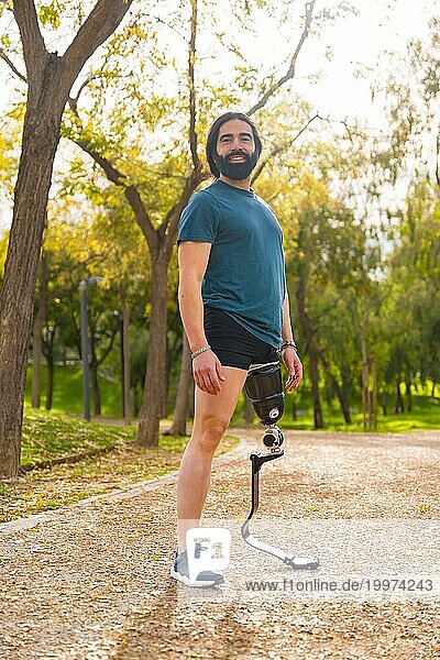 Porträt eines Sportlers mit Beinprothese  der die Kamera im Freien anlächelt